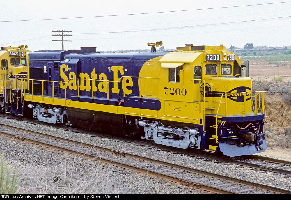 Santa Fe SF30B ATSF #7200 waits at Ponto